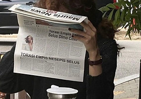 Chica leyendo el peródico