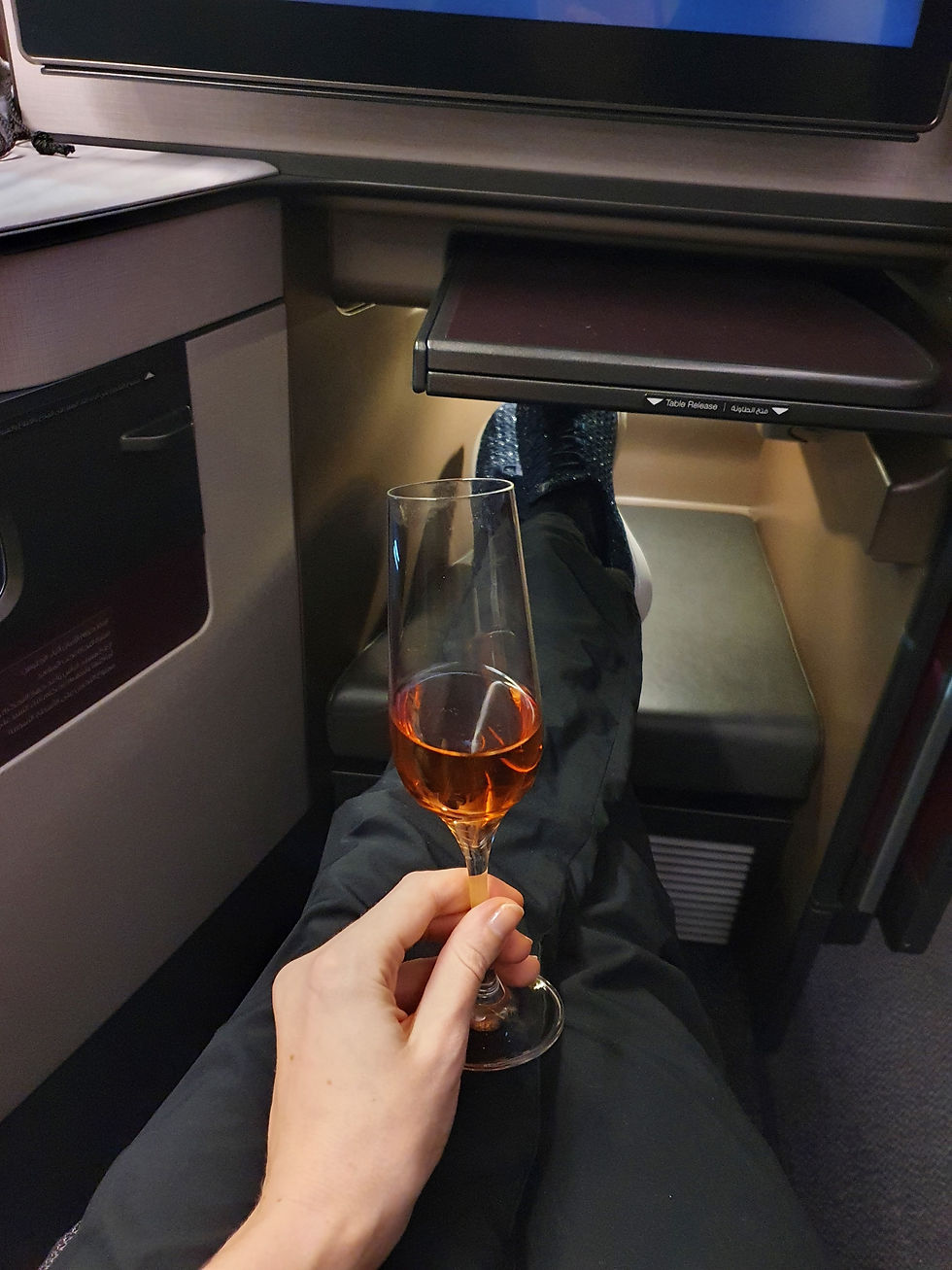 Frau genießt Champagner in der Businessclass