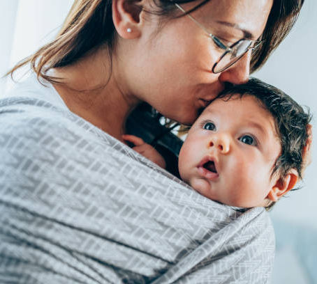 Le Portage : Un Lien Précieux pour Bébé et Parents