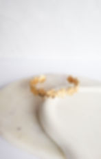 Gouden armband met bloemen