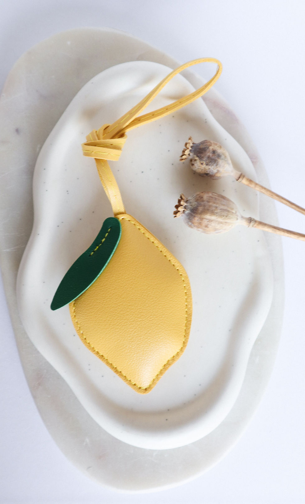 Gele bag charm in de vorm van een citroen