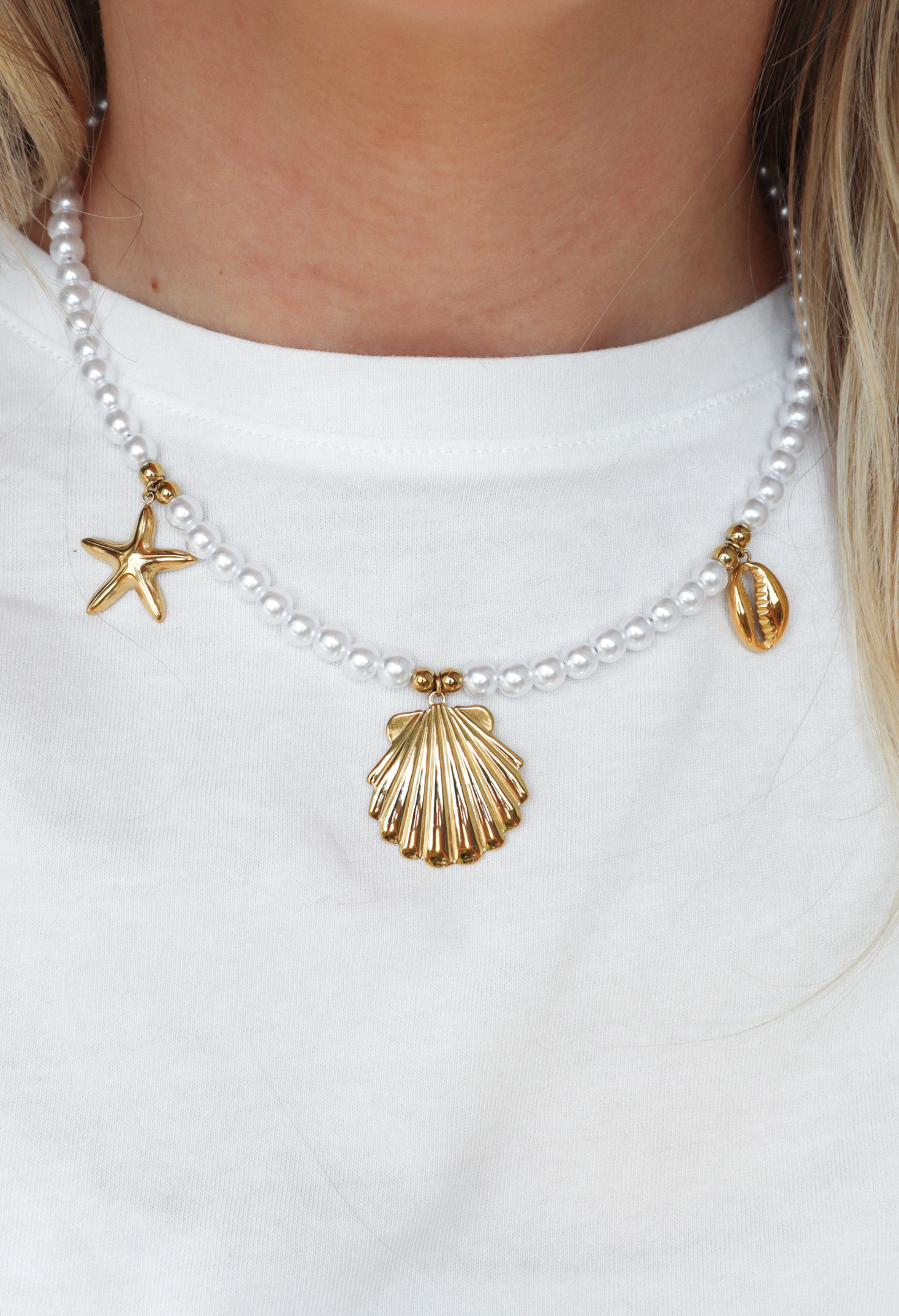 Parelketting met gouden zee hangers