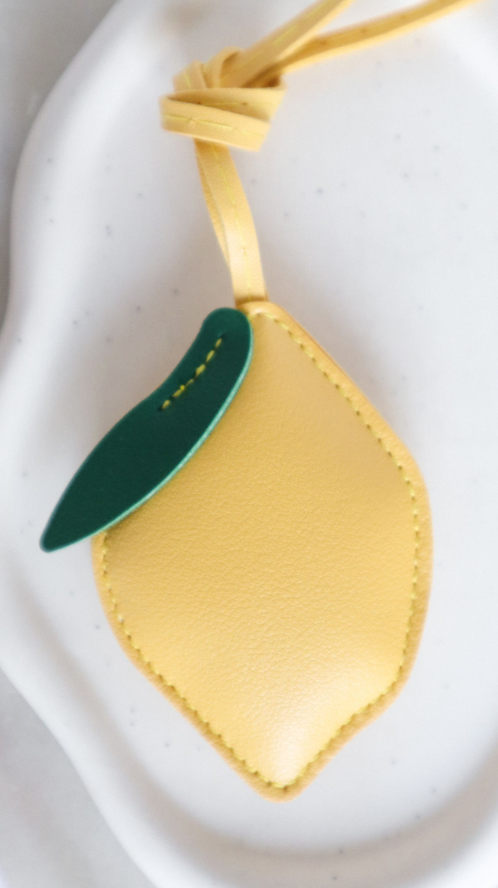 Gele bag charm in de vorm van een citroen