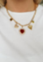 Gouden stainless steel bedelketting met bordeaux rode bedel