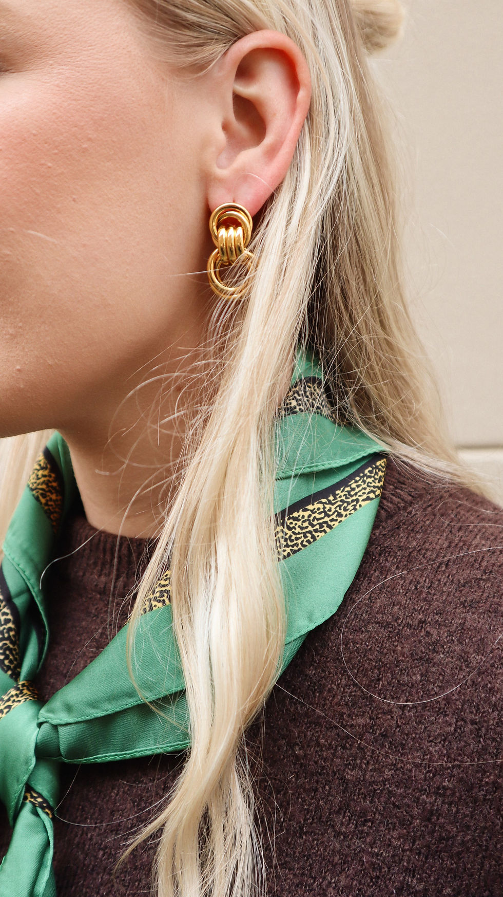 gouden statement oorbellen in chunky ringdesign