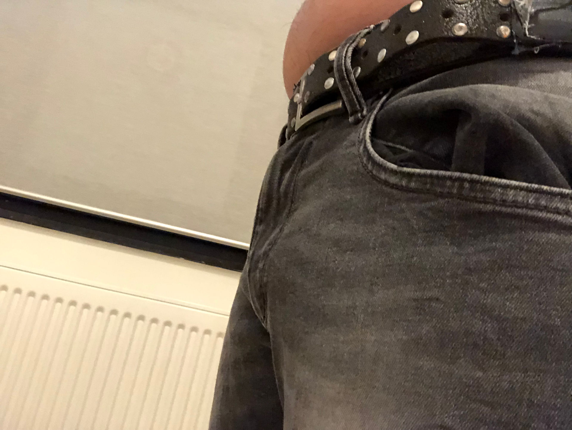 Packing with Sam STP, side view in regular jeans