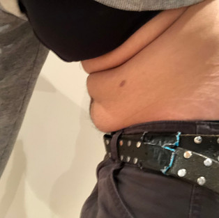 Danae binder dragend r, zijkant voorover buigend