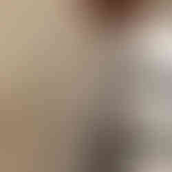 Danae binder dragend met trui erover, zijkant