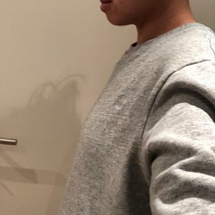 Danae binder dragend met trui erover, zijkant