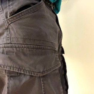 Packing met Mister Limpy M, zij aanzicht in cargo pants