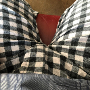 Packen met Tommy in pyjama broek, bovenaanzicht terwijl ik zit