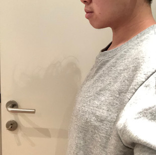 Sport BH dragend met trui erover, zijkant