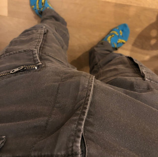 Packen met Tommy in cargo broek, bovenaanzicht