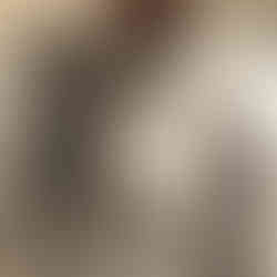 Danae binder dragend met trui erover, voorkant