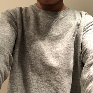 Danae binder dragend met trui erover, voorkant