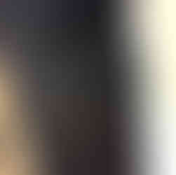 Packen met Xmall in zwarte jeans, zij aanzicht