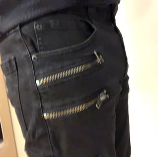 Packen met Xmall in zwarte jeans, zij aanzicht