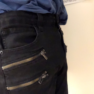 Packen met Tommy in strakke broek, zijkant