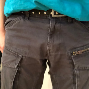 Packing met Mister Limpy M, vooraanzicht in cargo broek