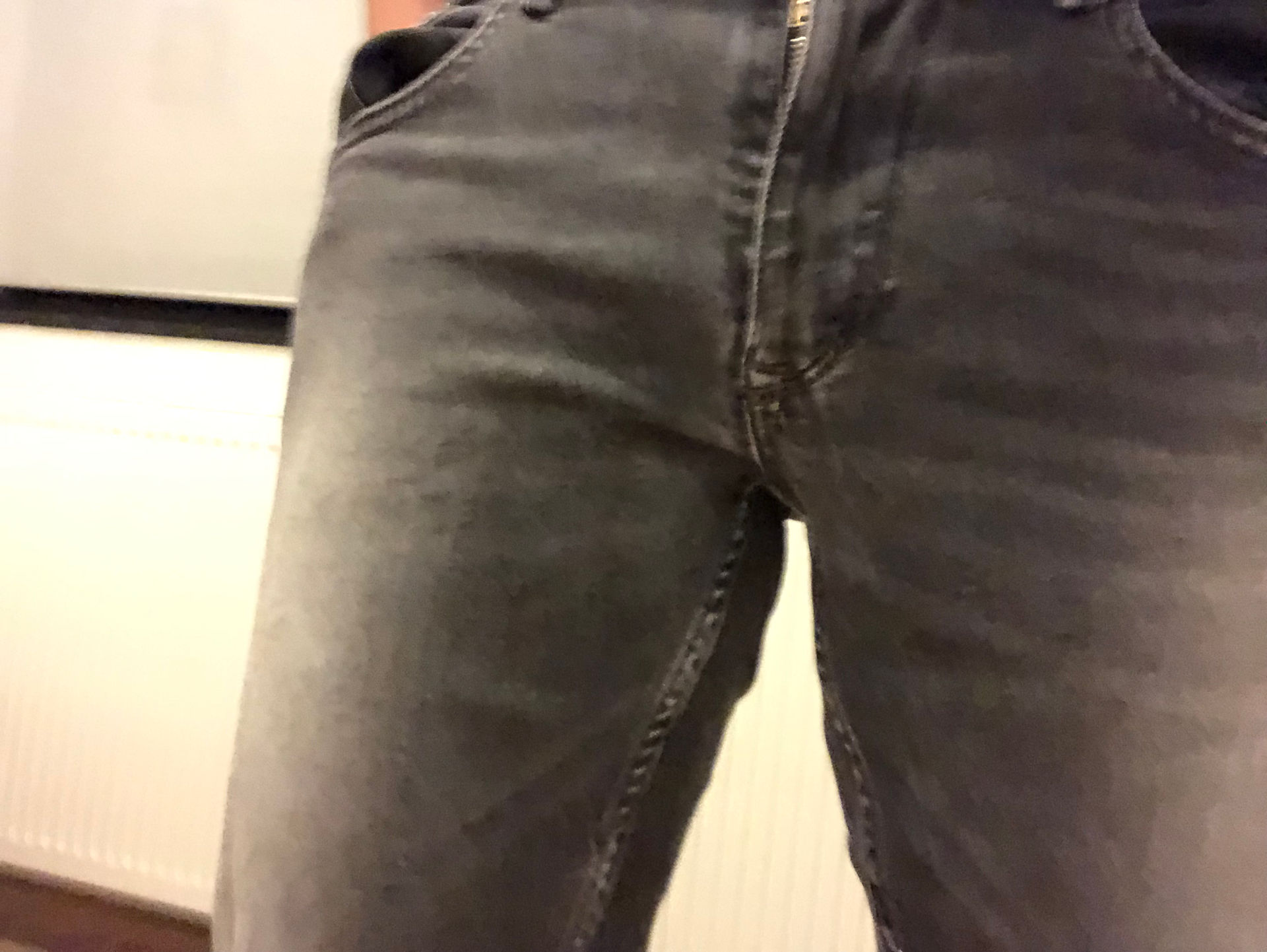 Packing with Sam STP, front view in regular jeans