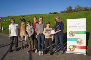 Chenderhand gratuliert den glücklichen Gewinnern auf der «Wendelhof» Lamafarm