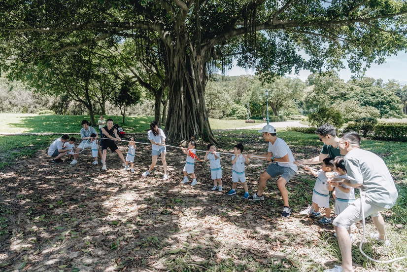 school tug o war Graduation photoshoot at Disney Inspiration Lake in Hong Kong