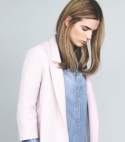 Modelo en chaqueta rosada