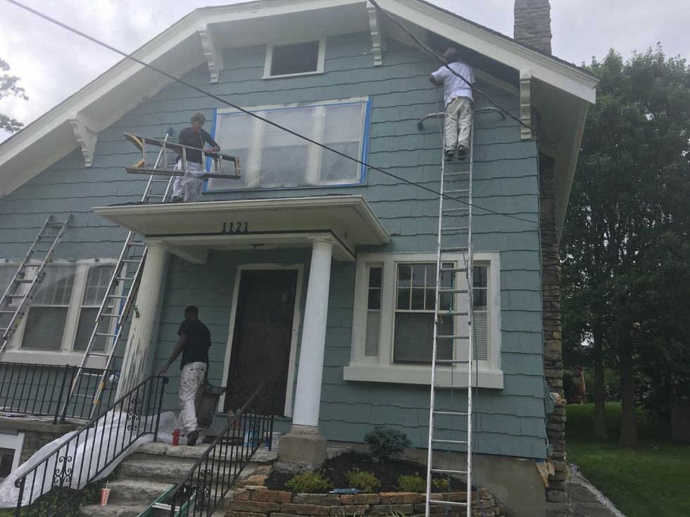 Professionals demonstrating exterior painting in Cincinnati, OH