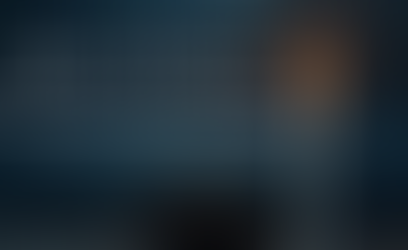 Un bol minimaliste en argile sombre, fabriqué à la main, contenant une minuscule graine lumineuse et une seule goutte de lumière dorée rayonnante, repose sur une surface en bois rustique à côté d'une bougie blanche stable, sur un fond qui passe d'un intérieur de ferme sécurisant à une vaste nébuleuse cosmique d'un bleu profond et à un océan calme s'étendant vers un horizon étoilé.