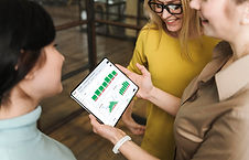 Personer samarbejder om at at analysere HappyOrNot data