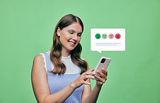 Person giver feedback via sin smartphone og HappyOrNot Smiley Digital