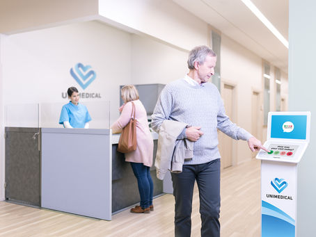 Patient giver feedback efter behandling på HappyOrNot Smiley Touch