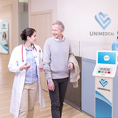 Behandler og patient står ved siden af Smiley Touch
