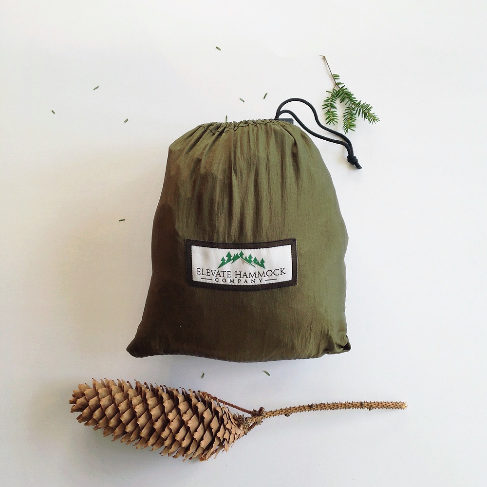 Si tout comme nous, vous avez envie de minimiser votre empreinte écologique le jour de Noël, commencez par offrir un cadeau ÉCOLO, parce qu’après-tout, Noël se veut un moment de générosité et de partage où l’on est heureux de se retrouver et de se faire plaisir en s’offrant un présent tout simple.
