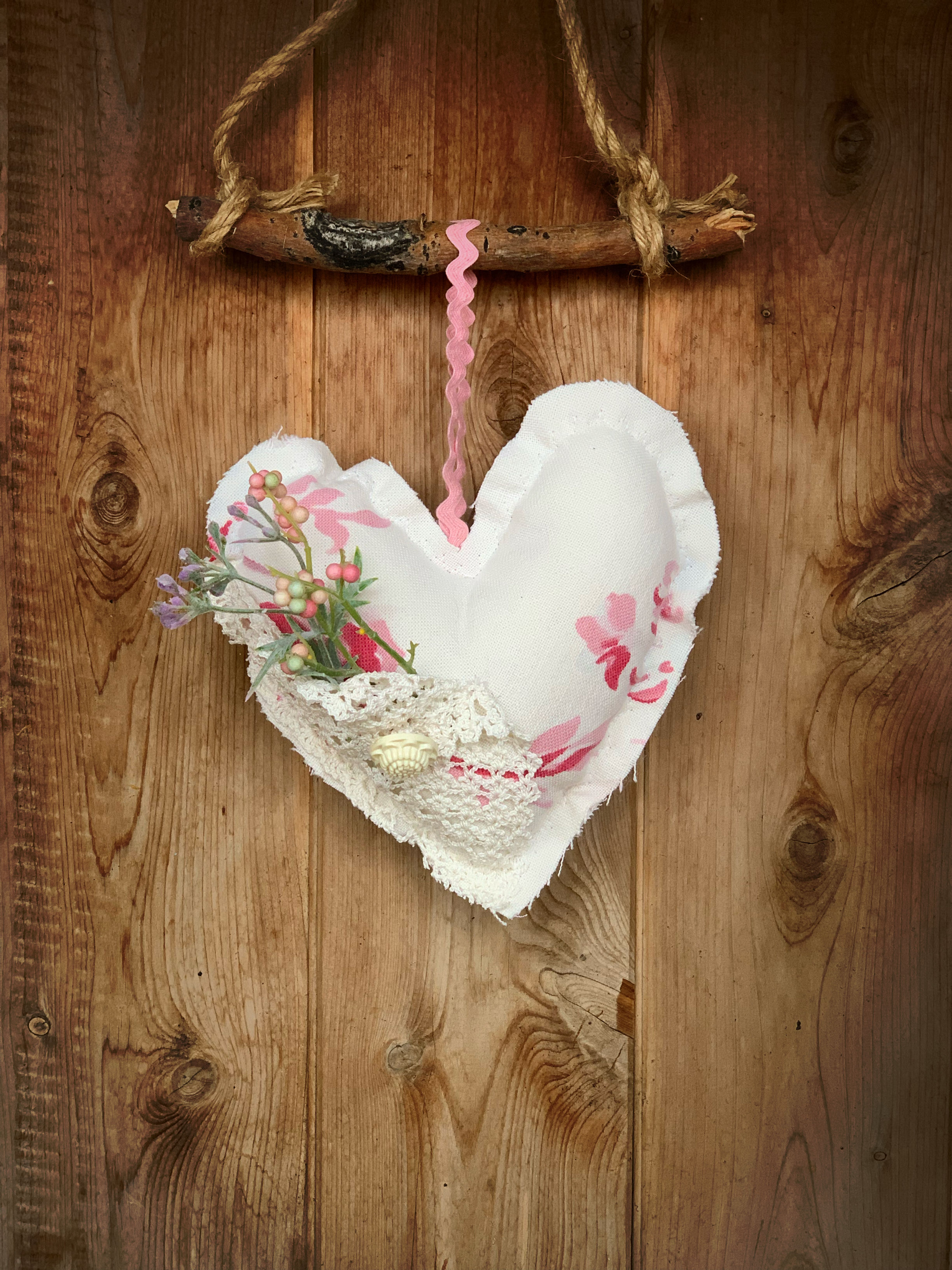 PRETTY FLORAL & LACE HEART