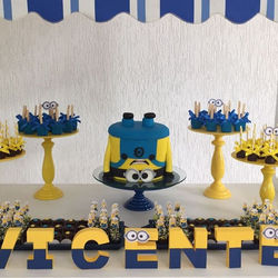 Todo mundo ama ele!!! #bolominion #festaminion _carolmartinsloureiro