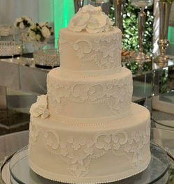 Amei fazer esse bolo com aplicação da renda feita em açúcar similar à do vestido da noiva #bolodecas