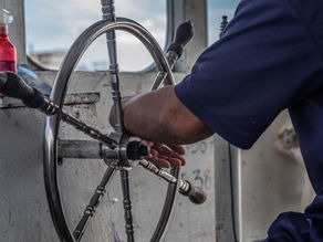Steuerrad eines Schiffes als Symbol für Selbstführung und bewusste Steuerung der beruflichen Zukunft