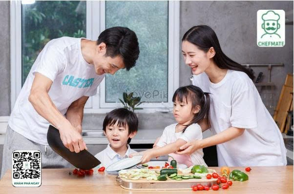 Gia đình hạnh phúc bên nhau nấu những món ăn ngon