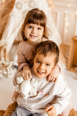 Geschwisterbild Mädchen und Junge beim Weihnachtsfotoshooting Winterwonderland von Michaela Fruth Photography zwischen Kelheim und Regensburg