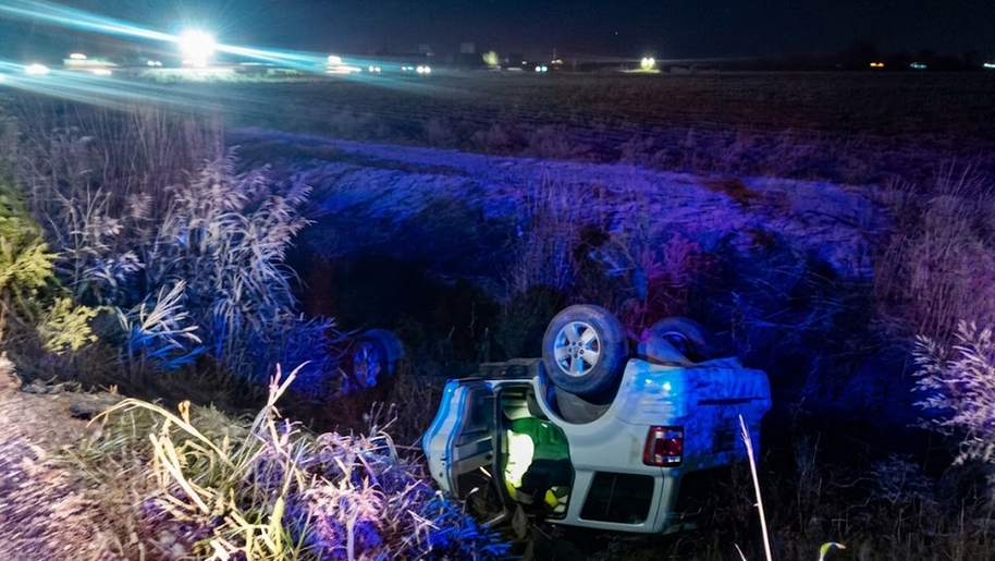 Aparatosa volcadura en Olas Altas deja dos personas heridas en la Mochis–Ahome