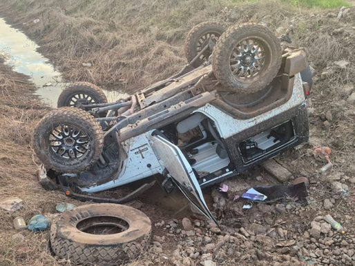 Sujeto sobrevive sin un solo rasguño tras volcar su vehículo en un canal en Guasave