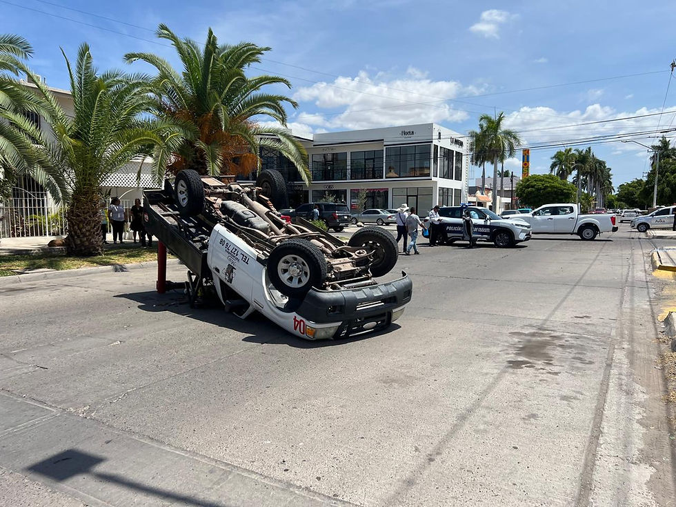 Se pasa un alto y provoca fuerte choque con volcadura en Los Mochis