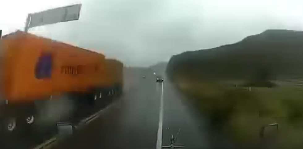 Trailer embiste directo a un auto durante lluvia en carretera; reportan un fallecido