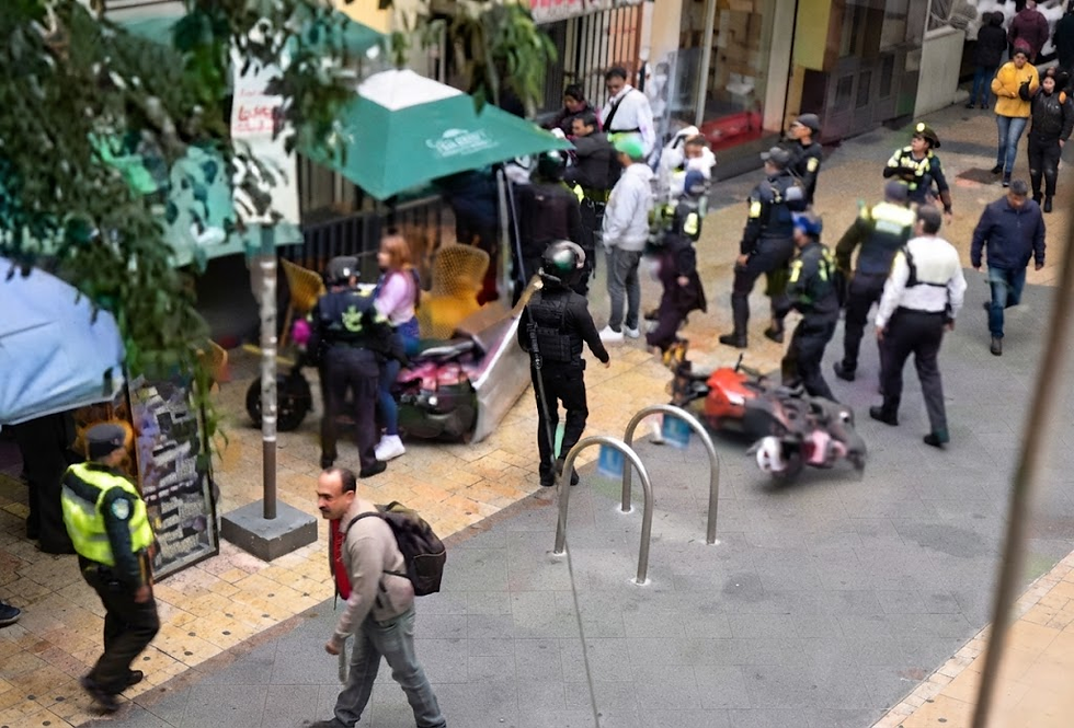 Brutal paliza a policías y guardia en el Centro Histórico de CDMX deja varios lesionados y 7 detenidos