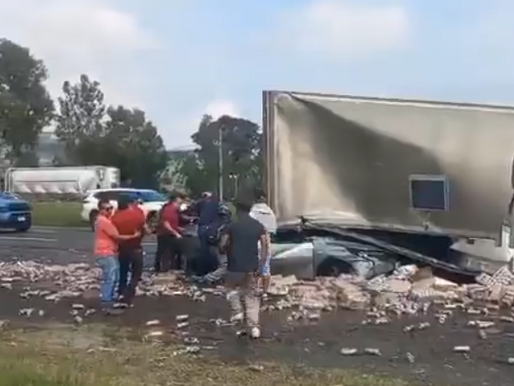Tráiler cargado de cerveza vuelca, aplasta un auto y deja un muerto y tres heridos