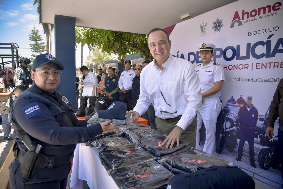 Antonio Menéndez entrega 5 patrullas a policías; reconoce a los elementos caídos con sentido homenaje