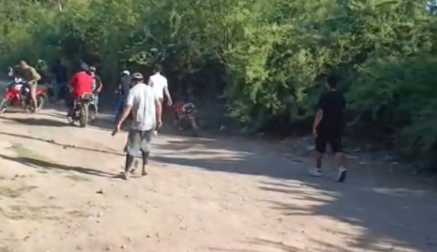 Con piedras y machetes; destruyen motocicleta en violenta riña en Los Alamitos (Video)