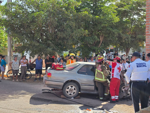 Milagroso rescate en el Ejido Mochis: Familia sobrevive tras estrellarse contra el arco de entrada