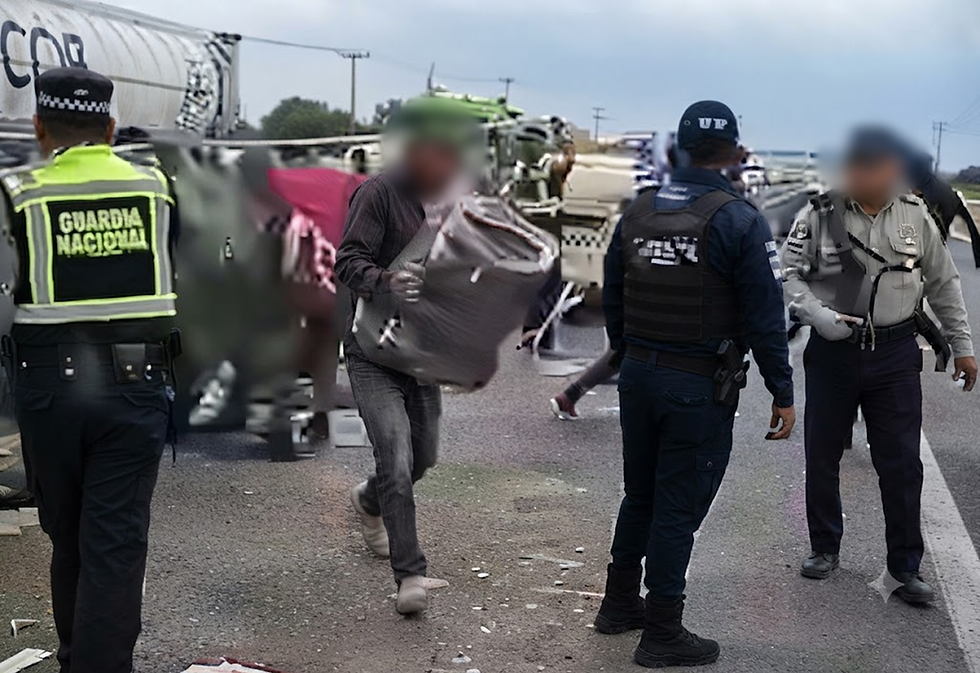 Volcadura de tráiler desata rapiña masiva ante la complacencia de la Guardia Nacional